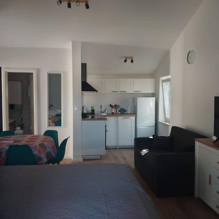 Apartmani Luni Premantura Exteriör bild
