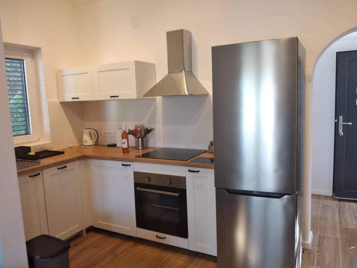 Apartmani Luni Premantura Exteriör bild