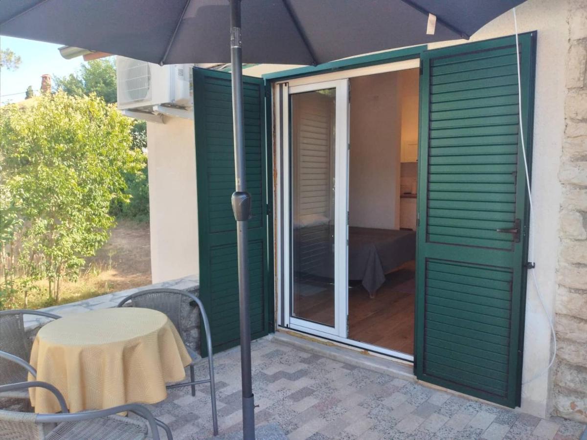 Apartmani Luni Premantura Exteriör bild