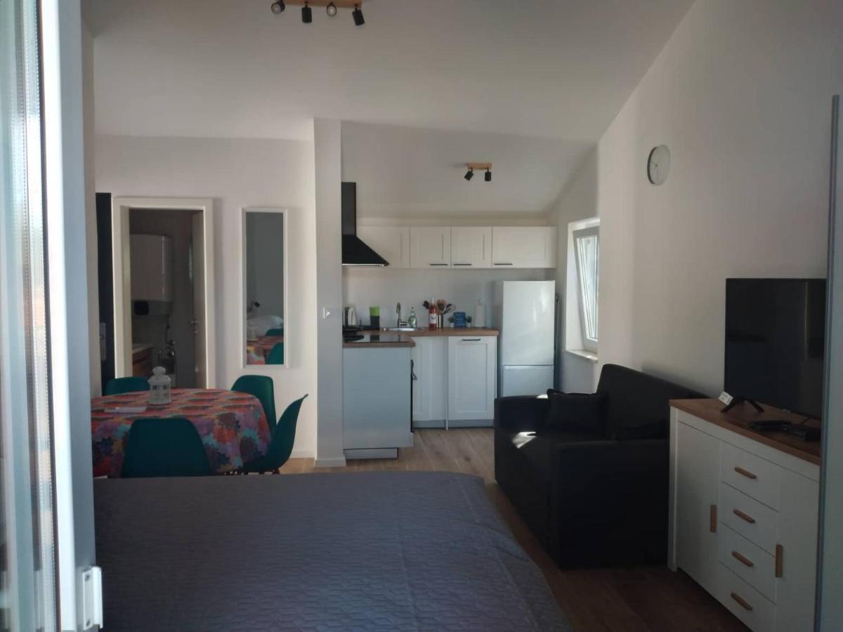 Apartmani Luni Premantura Exteriör bild