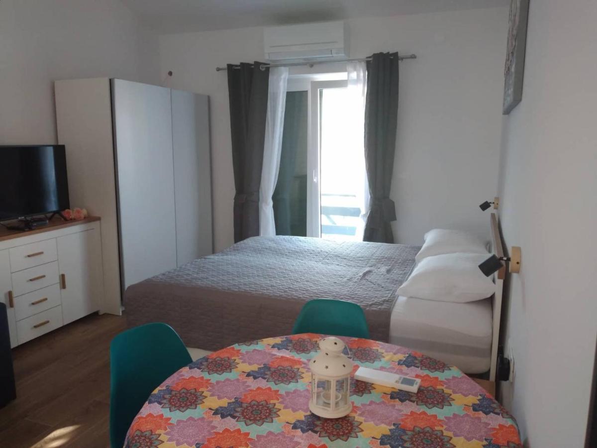 Apartmani Luni Premantura Exteriör bild