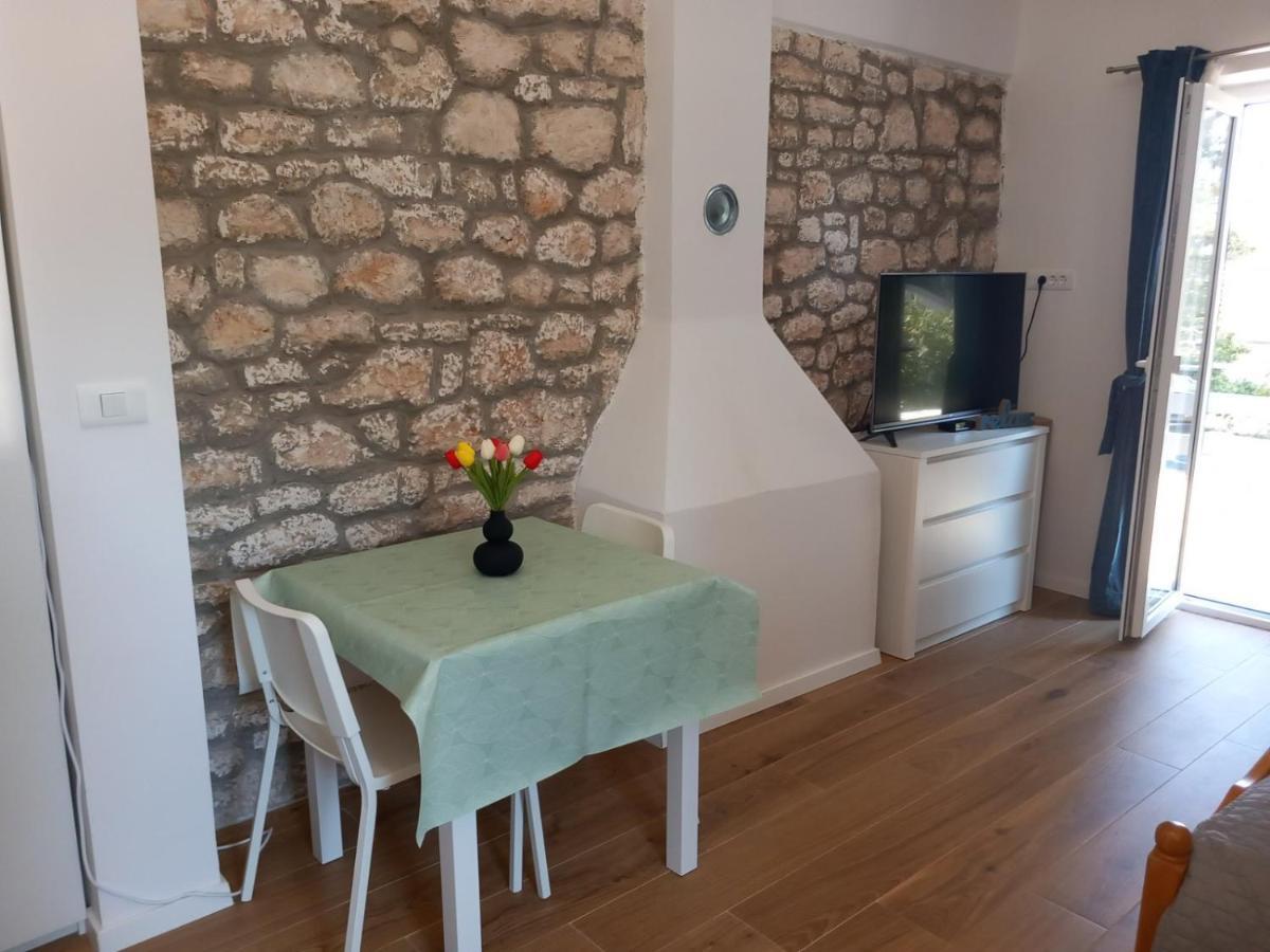 Apartmani Luni Premantura Exteriör bild