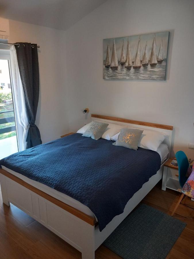 Apartmani Luni Premantura Exteriör bild