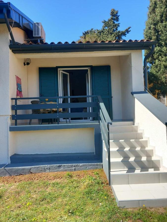 Apartmani Luni Premantura Exteriör bild