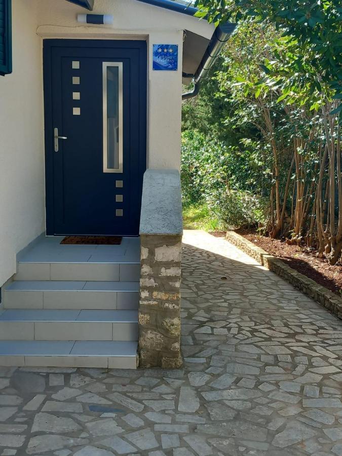 Apartmani Luni Premantura Exteriör bild